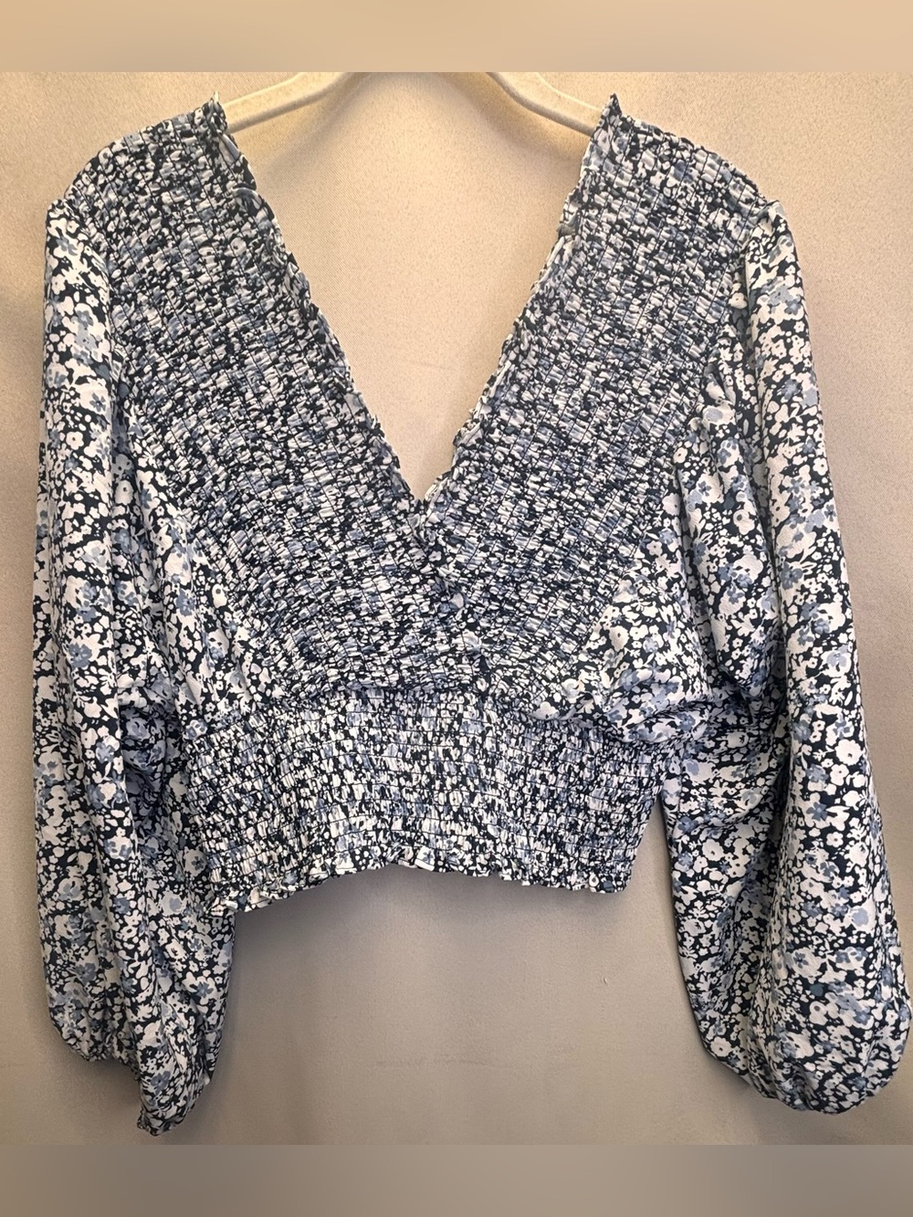 Abercrombie Women's Size Large Blue & White Floral Smocked Long Sleeve Crop Top